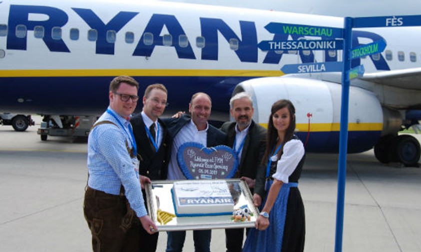 Flughafen-Geschäftsführer Schmid (2.v.r.) feiert mit Ryanair-Marketingchef Kenny Jacobs (Mitte) die Eröffnung der Basis: Ryanair wollte den Ausbau.