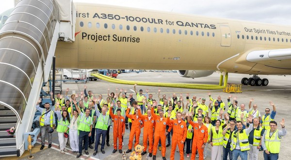 Crew des Testflugzeugs: Sie sorgt dafür, dass der Airbus A350-1000 ULR auf Herz und Nieren geprüft wird. 