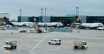 Boeing 747 von Lufthansa in Frankfurt: Die Angestellten fordern mehr Lohn.