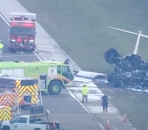 Bilder von Hop-A-Jet Flug 823 nach dem Absturz: Die Flugbegleiterin rettete mit ihrem Einsatz Leben.