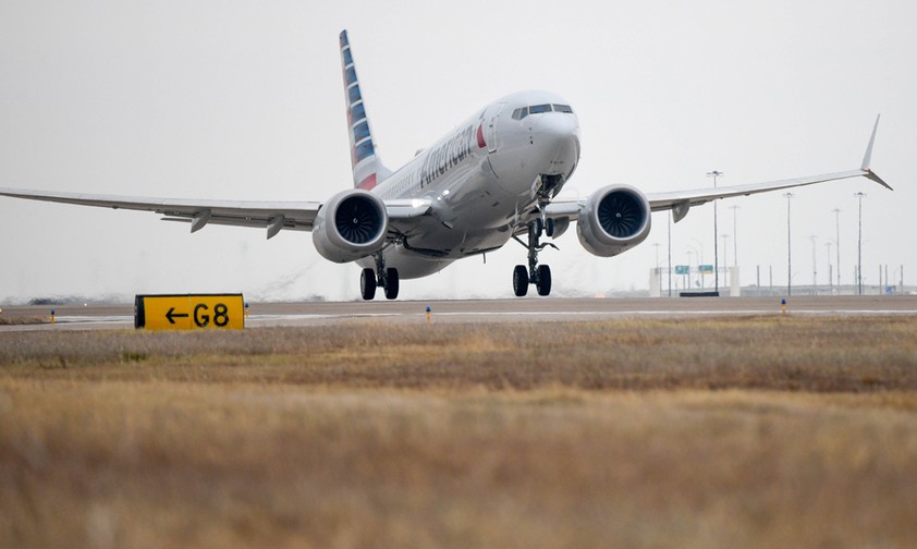 Boeing 737 Max von American Airlines beim ersten Start nach dem Grounding: Das Flugzeug ist wieder in der Luft, die Aufarbeitung geht weiter.