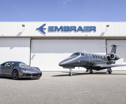 Flugzeug und Auto - für zehn zahlungskräftige Kunden als Set.