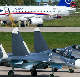 Kampfjets vorne, Sukhoi Superjet im Hintergrund: Alles rückt zusammen.