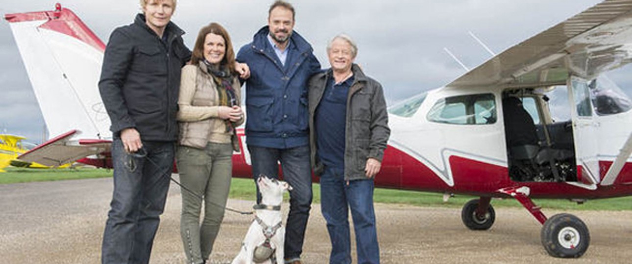 Filmcrew mit Hund: Schafft er es, ein Flugzeug zu steuern?
