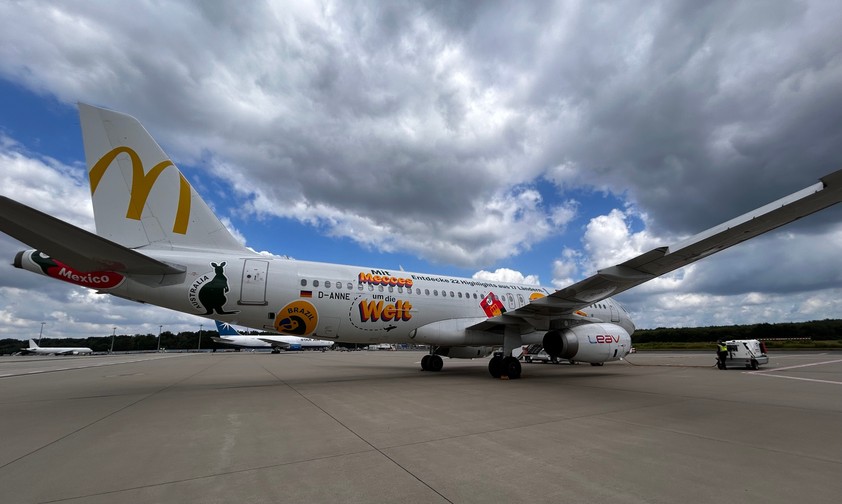 Airbus A320 von Leav Aviation: Das Flugzeug wird bis Ende September zum McDonalds-Flugzeug.