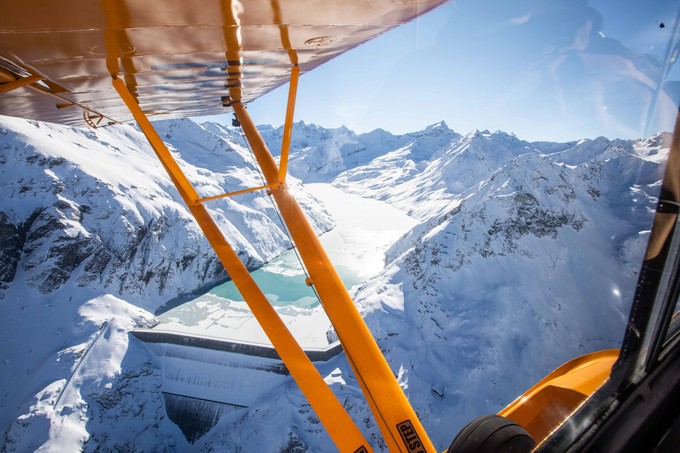 Der Blick vom Flugzeug auf die Grande Dixence-Staumauer.