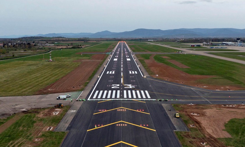 Start und Landebahn des Aéroport de Strasbourg: Wenig los.