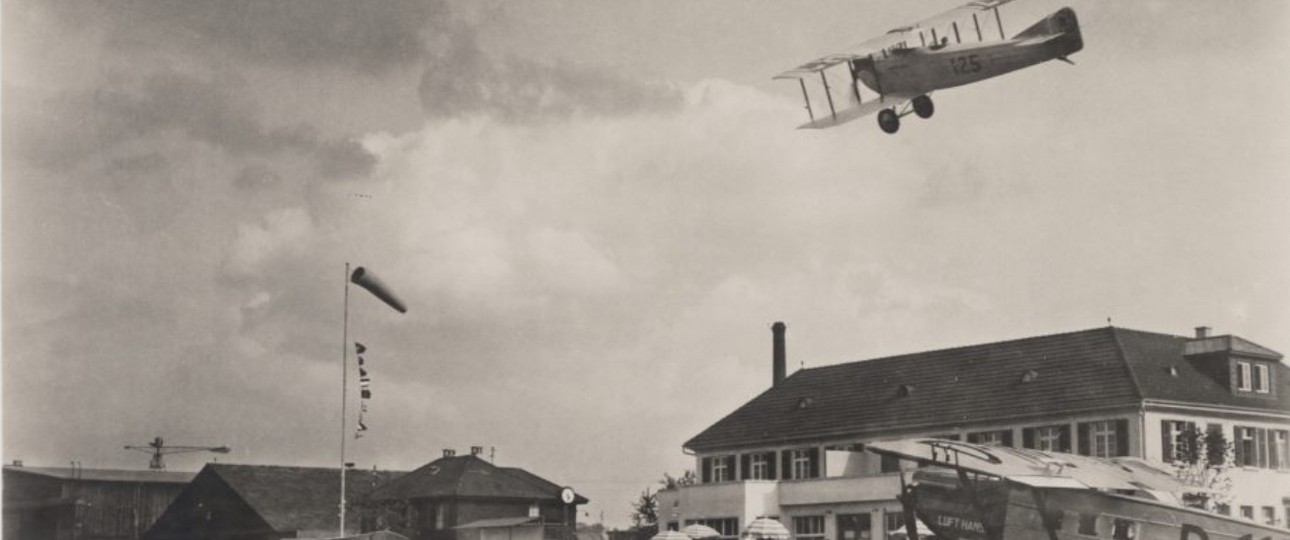 Die Aviatik beider Basel führt mit der eigenen Caudron C.59 CH-125 Rundflüge durch. Alle Rundflug-Passagiere erhalten eine Urkunde. Die Caudron C.59 ist am 23. August 1923 zur Flotte der «Aviatik beider Basel» gestossen. Noch ganz neu hingegen ist die Dornier Do B Merkur «Edelmarder» mit der Registration D-1102 (c/n 87). Sie ist 1928 an die Luft Hansa abgeliefert worden und wird 1935 als D-UDYF vom Reichsluftfahrtministerium übernommen.