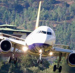 Schon der Anflug auf Paro, den internationalen Flughafen von Bhutan, ist spektakulär.