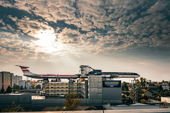 Von weither zu sehen: Die beiden Flugzeuge über den Dächern von Graz.