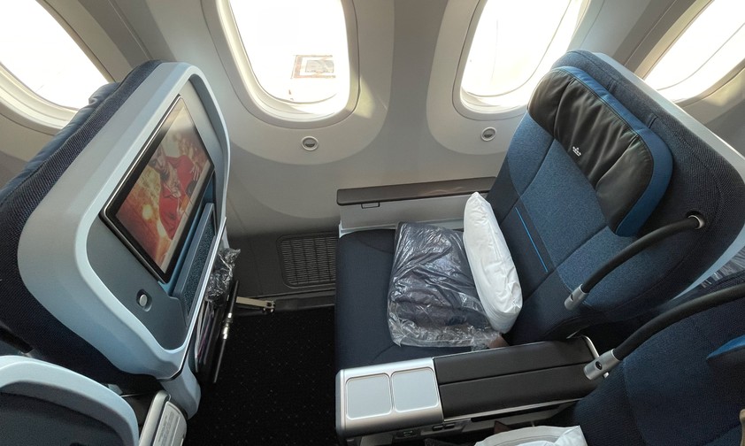 Der Sitz in der Premium Economy von KLM: Viel Platz und viel Komfort.