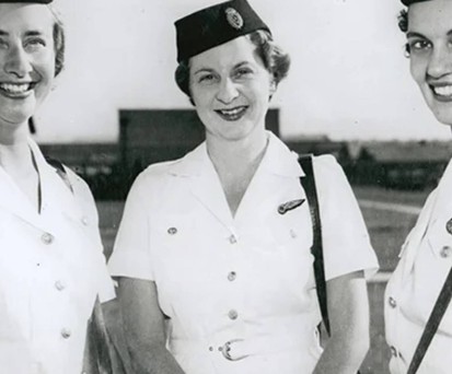 1948–1959: Qantas Empire Airways stellt ihre ersten neun Flugbegleiter ein und führt eine Uniform im Militärstil ein – im Winter ein marineblauer Rock mit Jacke, im Sommer ein weißes Kleid. Eine marineblaue Futtermütze wird über dem rechten Auge getragen. 1953 wird der Winteranzug überarbeitet, die Aufschläge entfernt und das militärische Design reduziert.