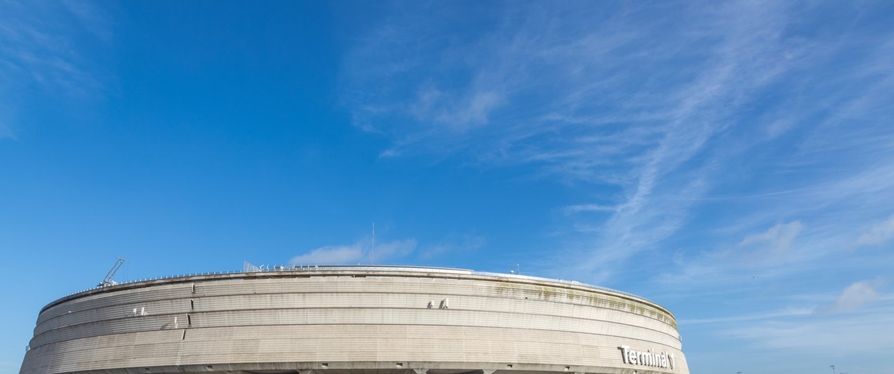 Das Ende der 1960er-Jahre vom französischen Architekten Paul Andreu entworfene Terminal 1 ist ein symbolträchtiges Projekt des Flughafens Paris-Charles de Gaulle. Es wurde am 8. März 1974 eingeweiht.