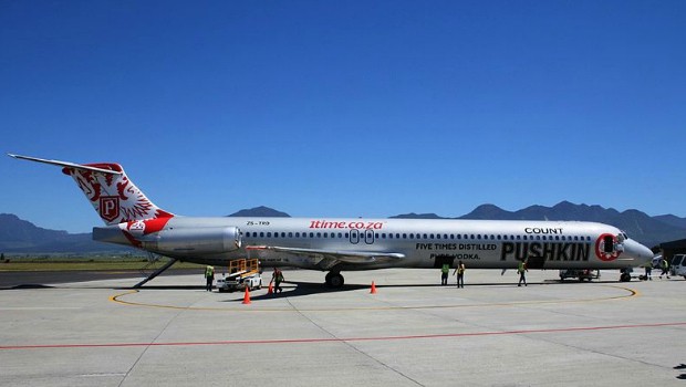 Diese MD82 macht Werbung für Vodka. Bleibt zu hoffen, dass dieser den Passagieren und der Flugzeugverkleidung vorbehalten bleibt.
