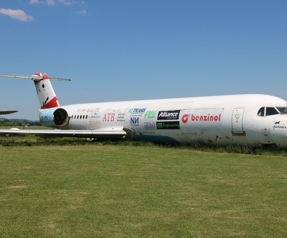 Das neueste Exponat: Eine Fokker 100, die früher für AUA flog.