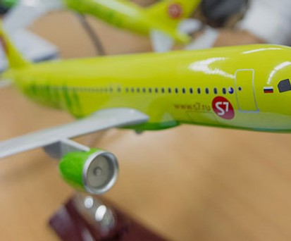 Flugzeugmodell von S7 Airlines: Neu gehören auch Raketen-Plattformen zum Konzern.