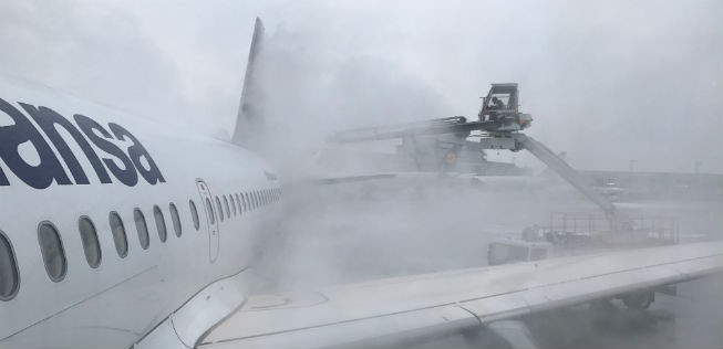Enteisung am Flughafen Frankfurt: Der Winter hat den Airport im Griff.