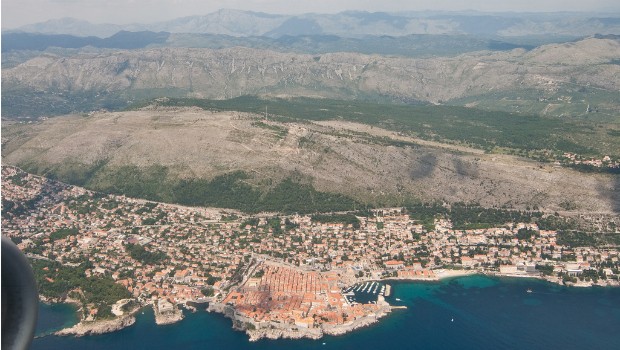 Platz 9: Dubrovnik. Die kroatische Stadt ist eine der beliebtesten Touristenattraktionen in Europa. Bei der Ankunft aus nordöstlicher Richtung fliegt man direkt über die vorgelagerte Bucht und die Altstadt.