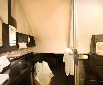 ...ein eigenes Badezimmer mit Dusche. Am 27. Dezember geht die Etihad-Residence zum ersten Mal mit Luxusgästen und Butler in die Lüfte.