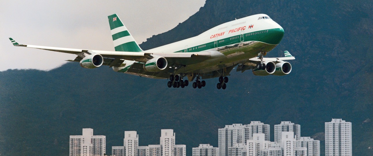 Anflug auf Kai Tak: Der alte Flughafen von Hongkong ist untrennbar mit der Geschichte von Cathay verbunden.