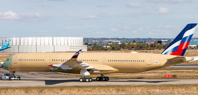 Der erste Airbus A350-900 von Aeroflot. Er kam im Herbst 2019 größtenteils noch in Grundfarben daher.