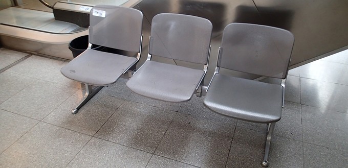 Auf den Sitzbänken warteten Passagiere auf ihren Flug.