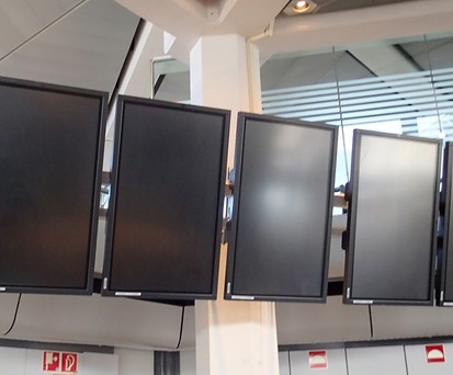 Früher zeigten die Monitore Flüge an.