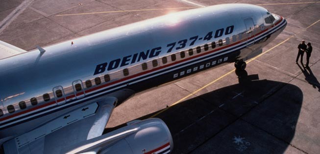 Von der Boeing 737-400 wurden insgesamt 486 Exemplare gebaut. Sie ist 36,5 Meter lang und hat eine Spannweite von 28,9 Meter.