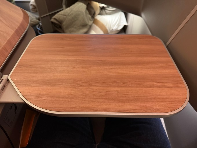 Der Tisch ist groß, so dass neben dem Essen auch mehrere Getränke darauf stehen können.