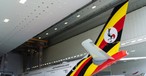 Auf dem Leitwerk des Airbus A330 Neo von Uganda Airlines prangen die Landesfarben...