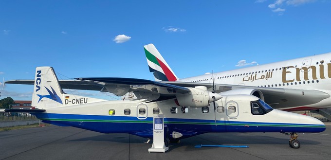 Diese Dornier Do 228 NG, hier vor dem A380 von Emirates zu sehen, ist für die japanische Fluglinie New Central Airservice bestimmt.
