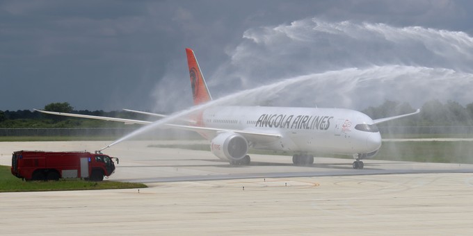 ... wurde der Dreamliner mit Wassersalut begrüßt. Früher ...