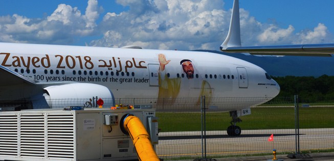 Die Ebace-Flieger stehen direkt am Flughafen Genf, so dass im Hintergrund auch viele Vekehrsflugzeuge zu sehen sind - wie hier ein Jet von Emirates, von dem Gründervater Zayed grüßt.