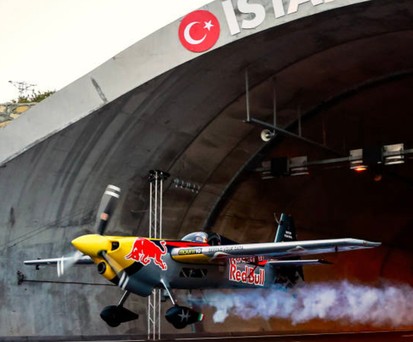 Mit dem Flugzeug durch den Tunnel