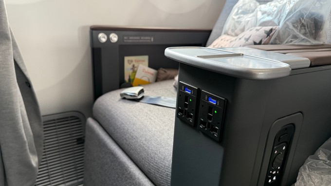 Es gibt Strom- und USB-Steckdosen für jeden Sitz