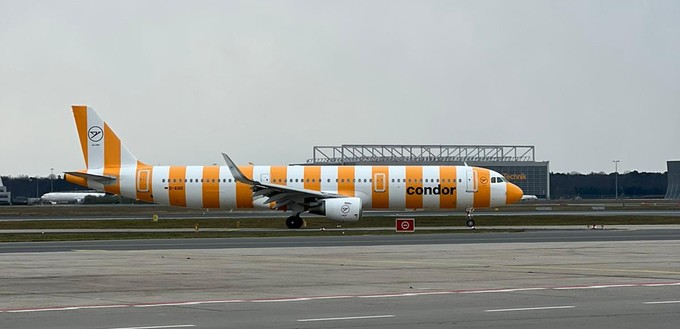 Der Airbus A321 mit dem Kennzeichen D-AIAD trägt schon gelbe Streifen ...