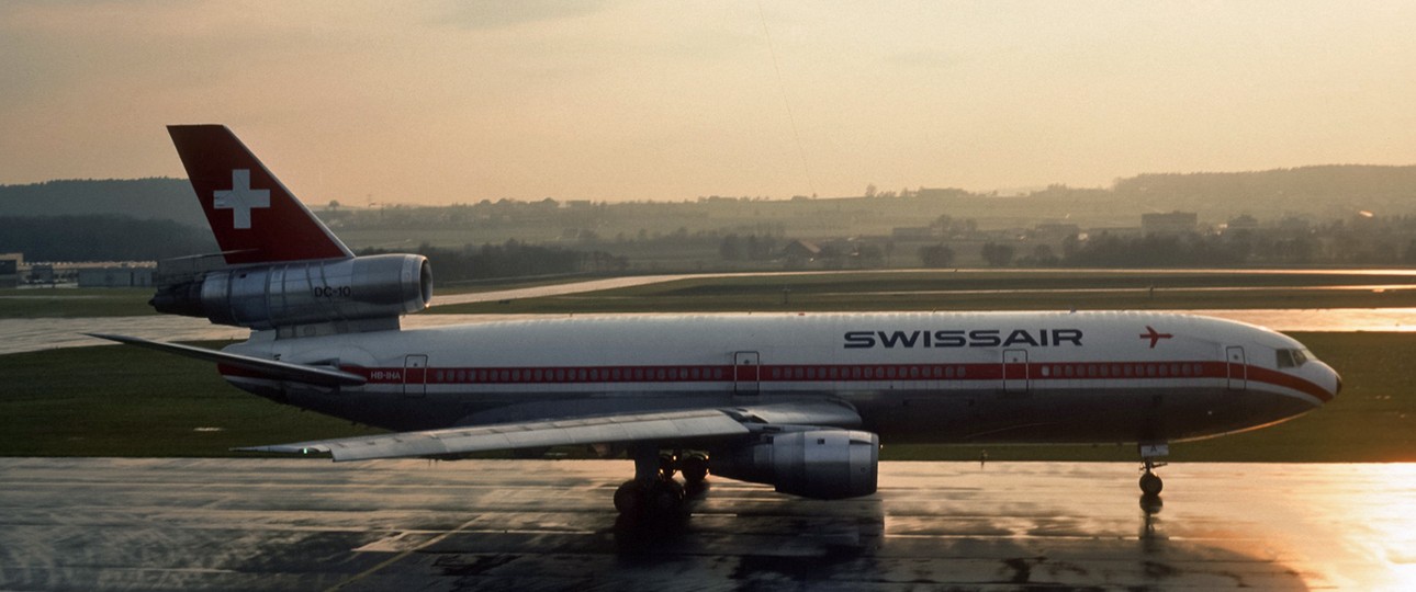 Der Absturz von American-Airlines-Flug AA191 im Jahr 1979 war nach den Anschlägen vom 11. September 2001 der schwerste Luftfahrtunfall in den USA. Alle 271 Insassen der <strong>McDonnell Douglas DC-10</strong> kamen ums Leben, als der Jet kurz nach dem Start verunglückte. Die Federal Aviation Administration entzog der DC-10 daraufhin für etwa einen Monat die Lizenz. Wie sich schliesslich herausstellte, war aber falsche Wartung die Ursache für den Absturz.