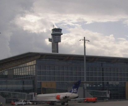 Bei den europäischen Flughäfen mit mehr als 15 Millionen Passagieren landet Oslo auf Platz drei. Er ist der größte Flughafen Norwegens und dient den Linien SAS Scandinavian Airlines, Norwegian Air Shuttle und Wideroe als Drehkreuz.