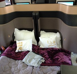 Doch es ist auch Platz für zwei, die zusammen sein wollen - hier in Form von zwei zum Doppelbett umgebauten Sitzen.