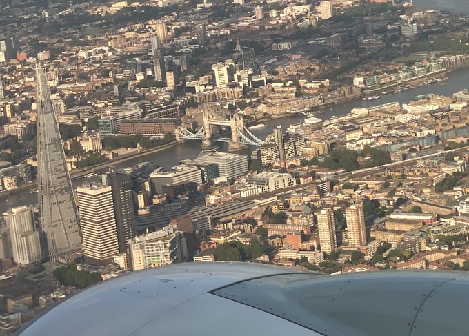 Nicht nur der Anflugswinkel, auch der Ausblick ist beim Anflug auf London City etwas Besonderes.