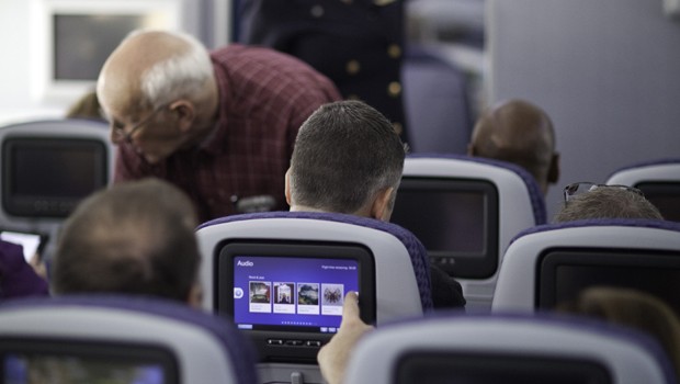 Die Erstflieger: Meist sind es ältere Personen, die zum ersten Mal im Leben fliegen. Aufgeregt wie kleine Kinder kommentieren sie jedes Geräusch und starren angestrengt aus dem Fenster - selbst bei dichter Wolkendecke.