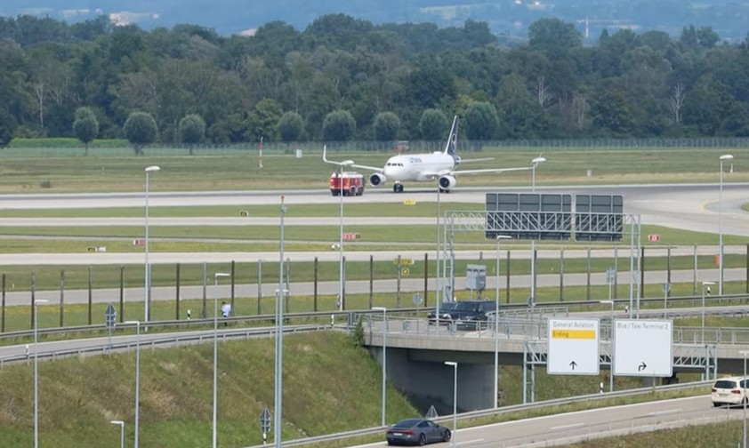 Bugfahrwerk von Lufthansa-Airbus bockt - Landebahn in München gesperrt