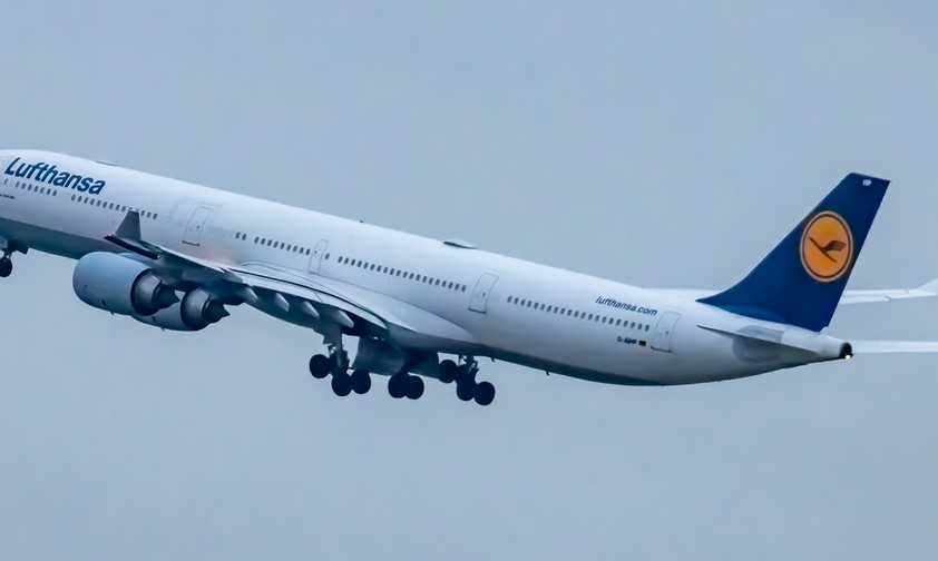 Airbus A340 von Lufthansa mit Spiegelei: Einige behalten ihre Bemalung.