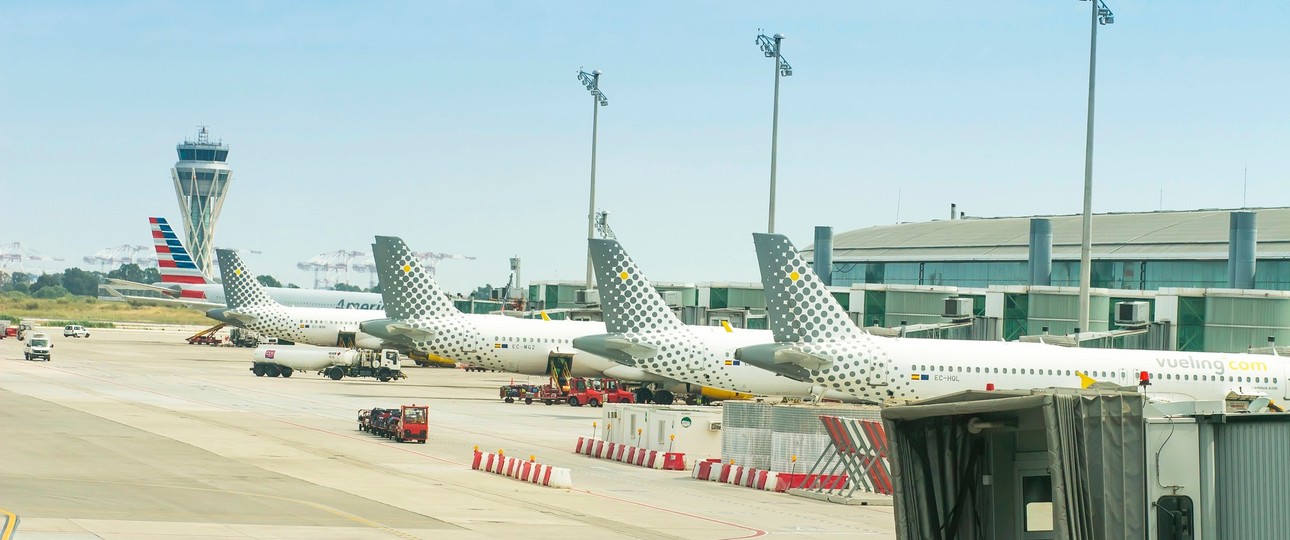 Vier Flugzeuge von Vueling am Flughafen Barcelona: Die Airline will bis 2035 ihre Spitzenposition am Airport festigen.