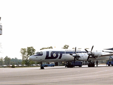 Ilyushin Il-18 von Lot in Münster/Osnabrück: Der viermotorige Flieger wurde schon in den 1980er-Jahren auf Charterflügen in die Bundesrepublik eingesetzt.