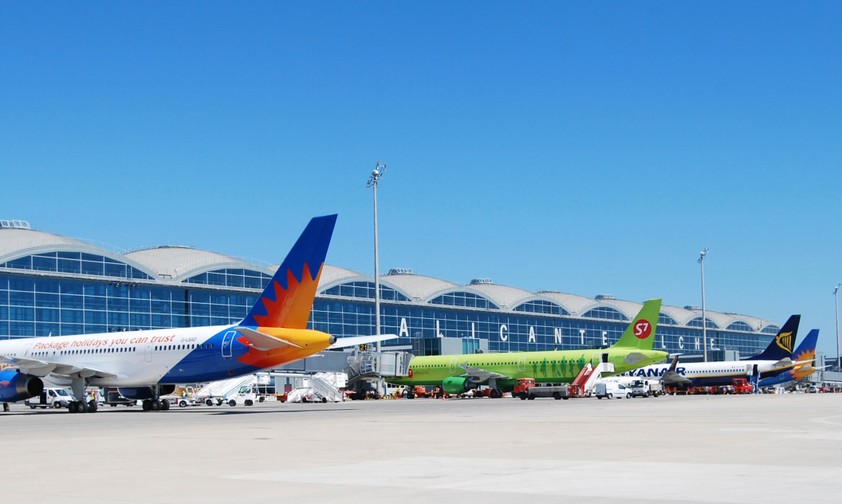 In keinem anderen europäischen Land waren die Reisenden 2020 so zufrieden mit den Hygiene-Maßnahmen an den Flughäfen wie in Spanien. Stolze sechs Aeropuertos schafften es unter die besten 15 in Europa: Alicante-Elche (im Bild), Granada-Jaén, Menorca, Pamplona, Región de Murcia und Santander.