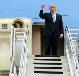 Donald Trump vor der alten Air Force One: Sie musste noch einmal los. 