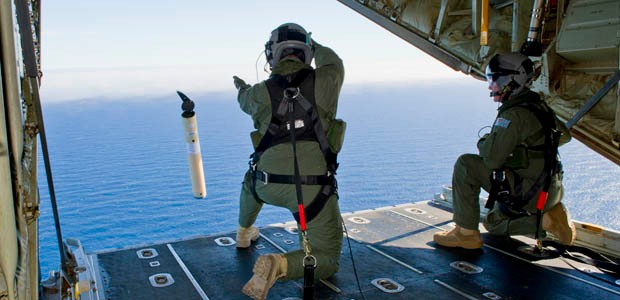Australische Soldaten markieren das Suchgebiet: Wie die Nadel im Heuhaufen.