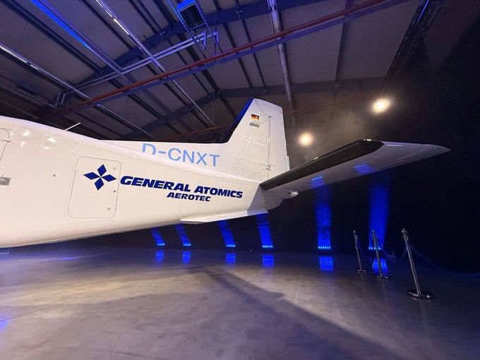Hersteller ist General Atomics Aerosystem in Oberpfaffenhofen.