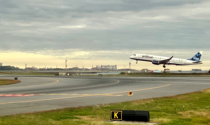 Flieger von Jetblue in Boston-Logan: Der Flughafen wird umgestaltet.